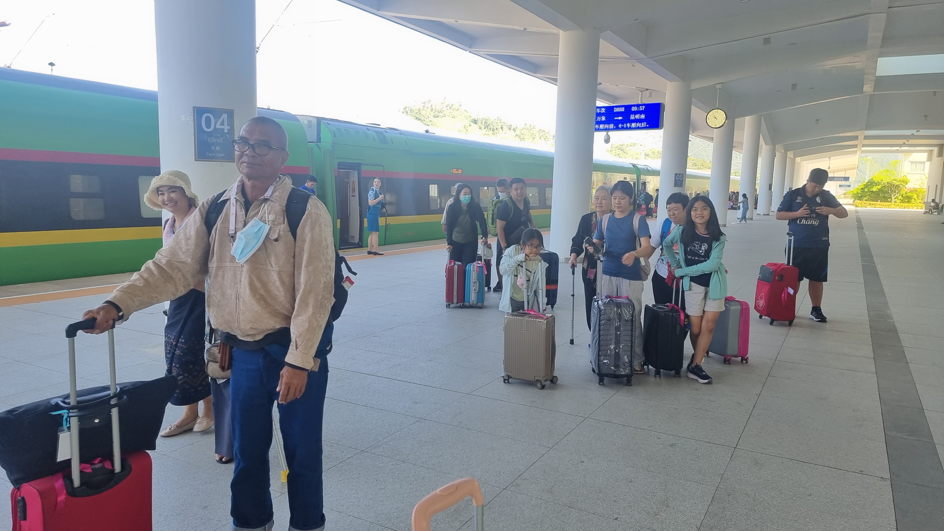 รถไฟความเร็วสูงหลวงพระบาง ลงจากรถเราต้องลากกระเป๋าลงมาด้วยนะคะ