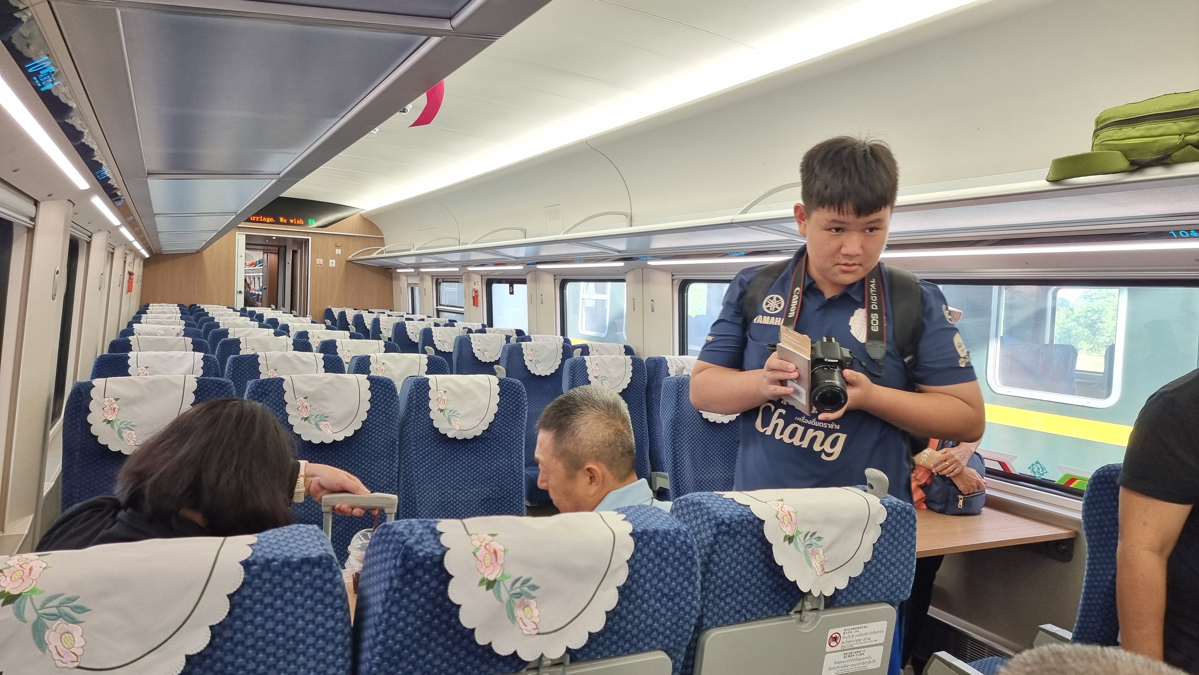 บนรถไฟสามารถนำน้ำและอาหารขึ้นไปทานได้นะคะ แต่ขอแนะนำไม่นำอาหารที่มีกลิ่นแรงไปนะคะ เกรงใจคนอื่นๆ กลัวจะหิวกับเราด้วย