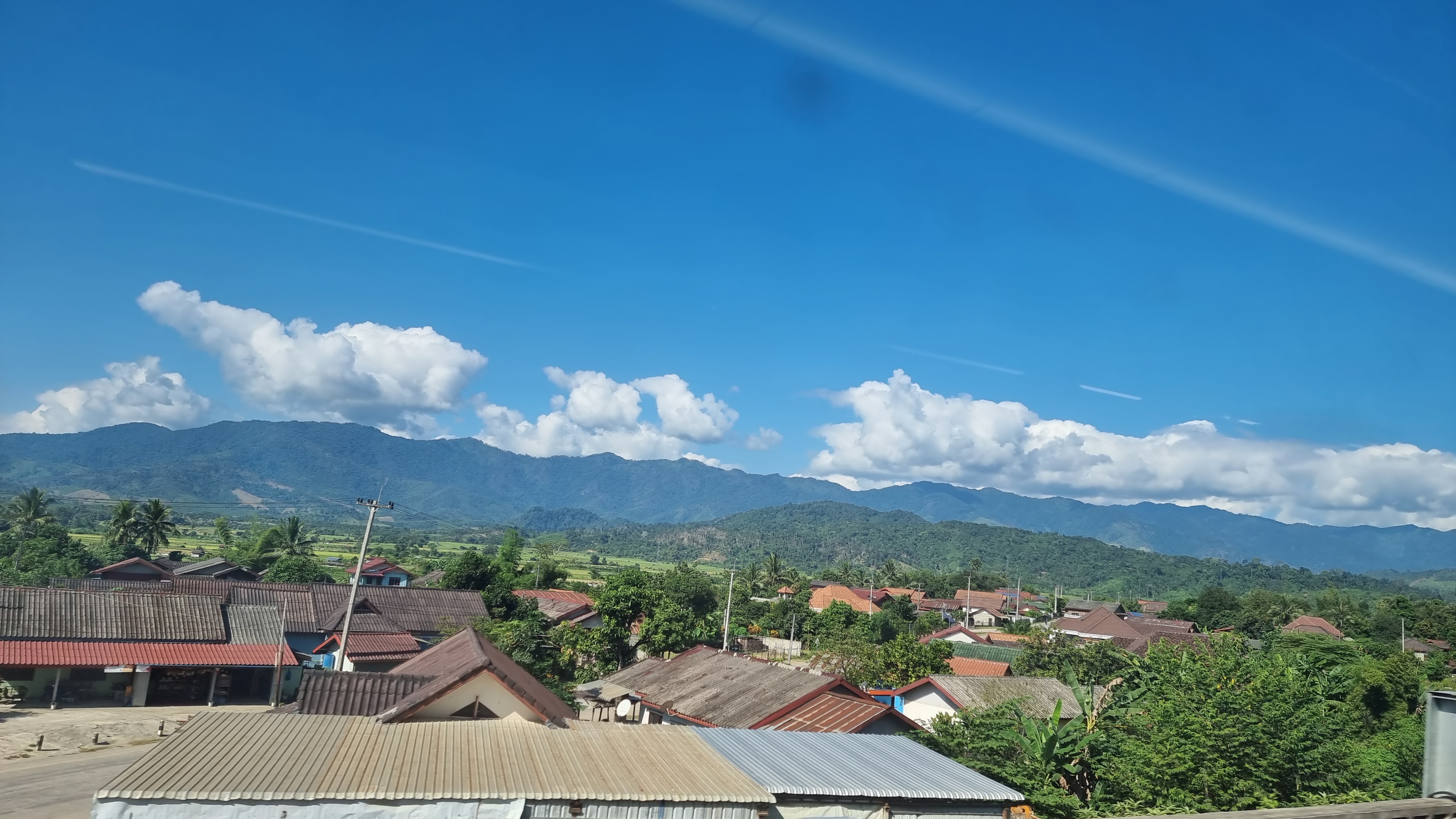 วิวระหว่างการเดินทางด้วยรถไฟความเร็วสูงลาว