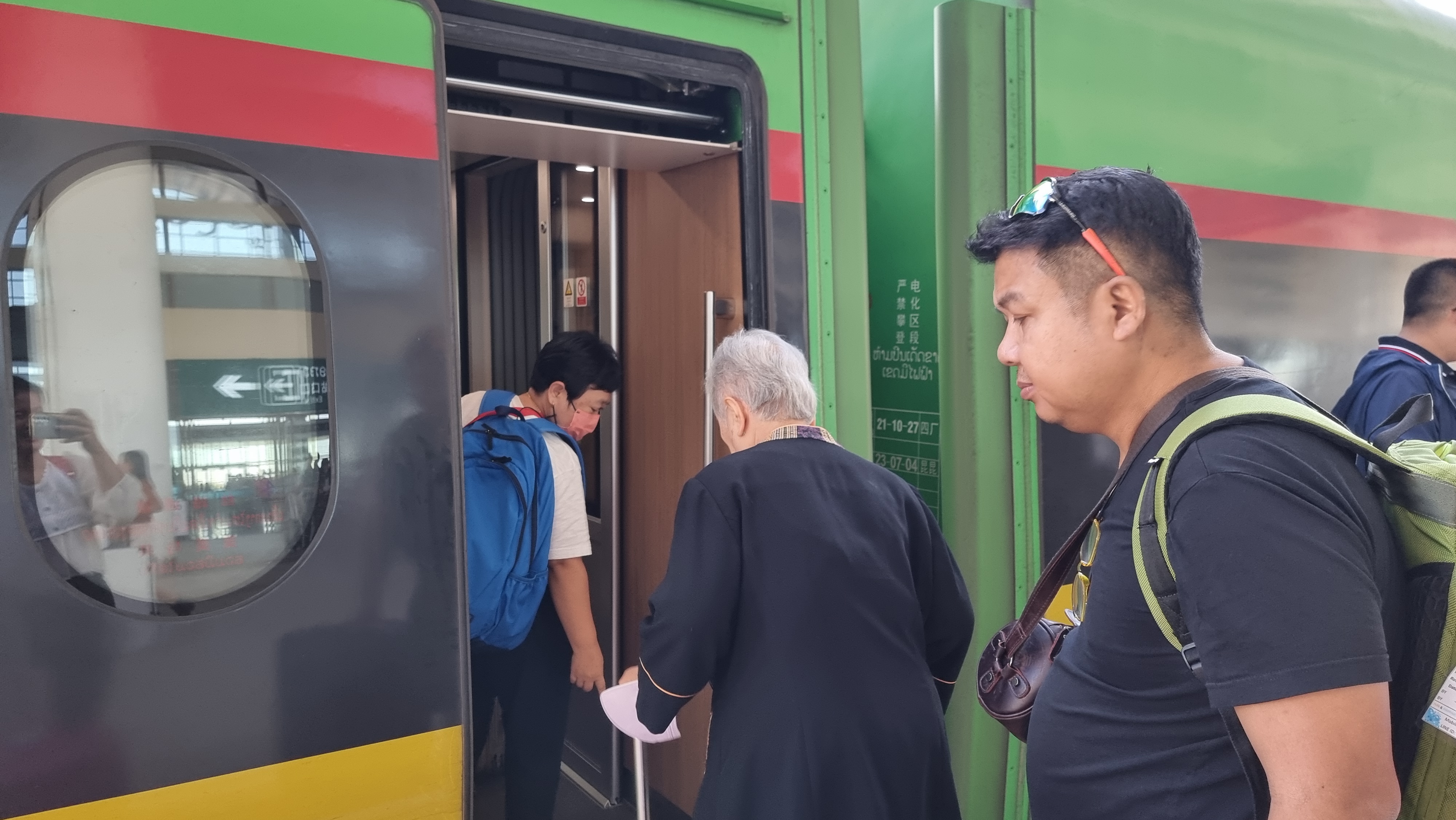 รอขึ้นรถไฟความเร็วสูงจากนครหลวงเวียงจันทน์ ไปเมืองมรดกโลกหลวงพระบาง เราต้องดูแลสัมภาระของเราเองนะคะ
