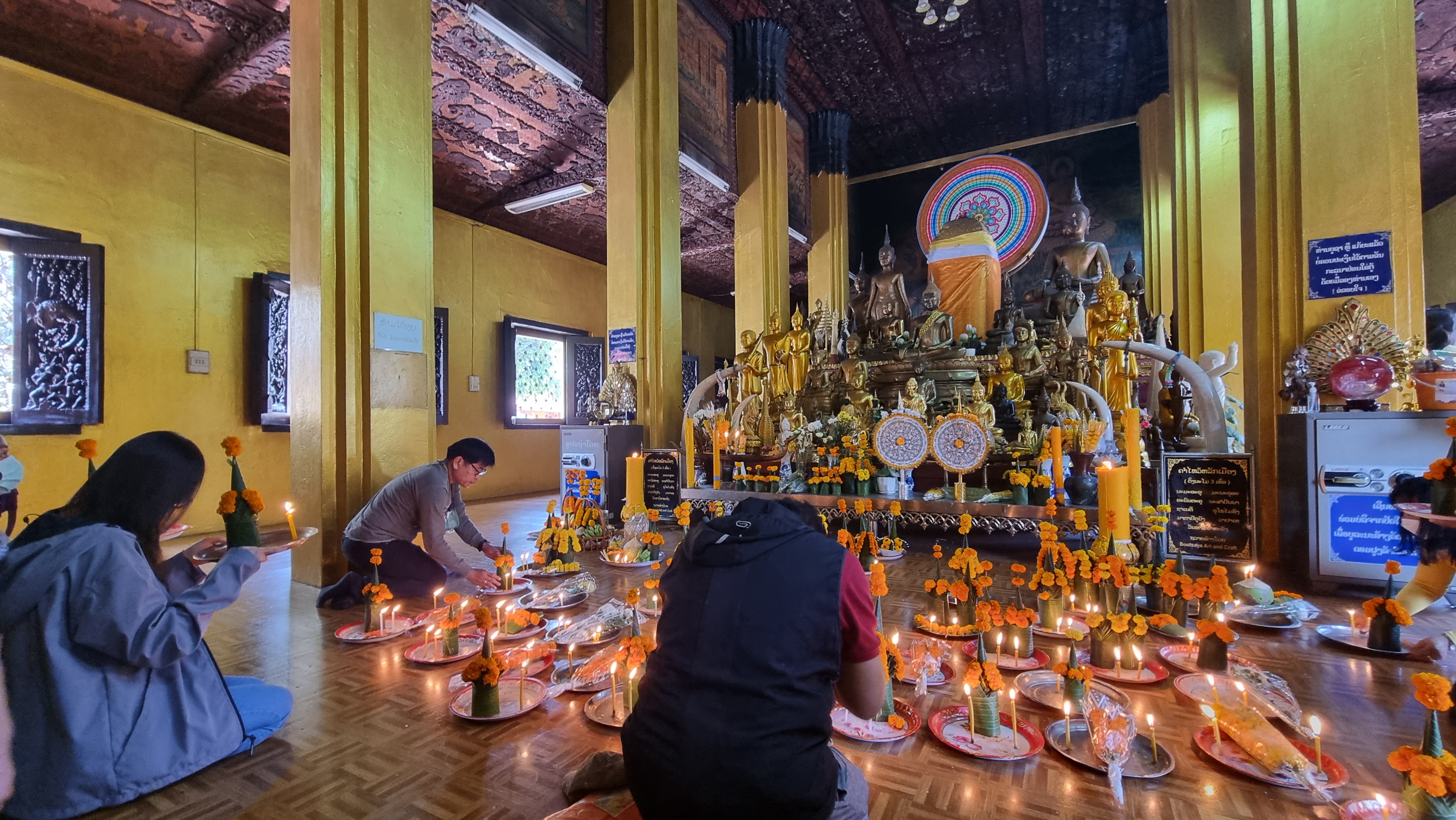 วัดศรีเมือง คนลาวมาทำบุญขอพรที่นี่ัทุกๆวัน