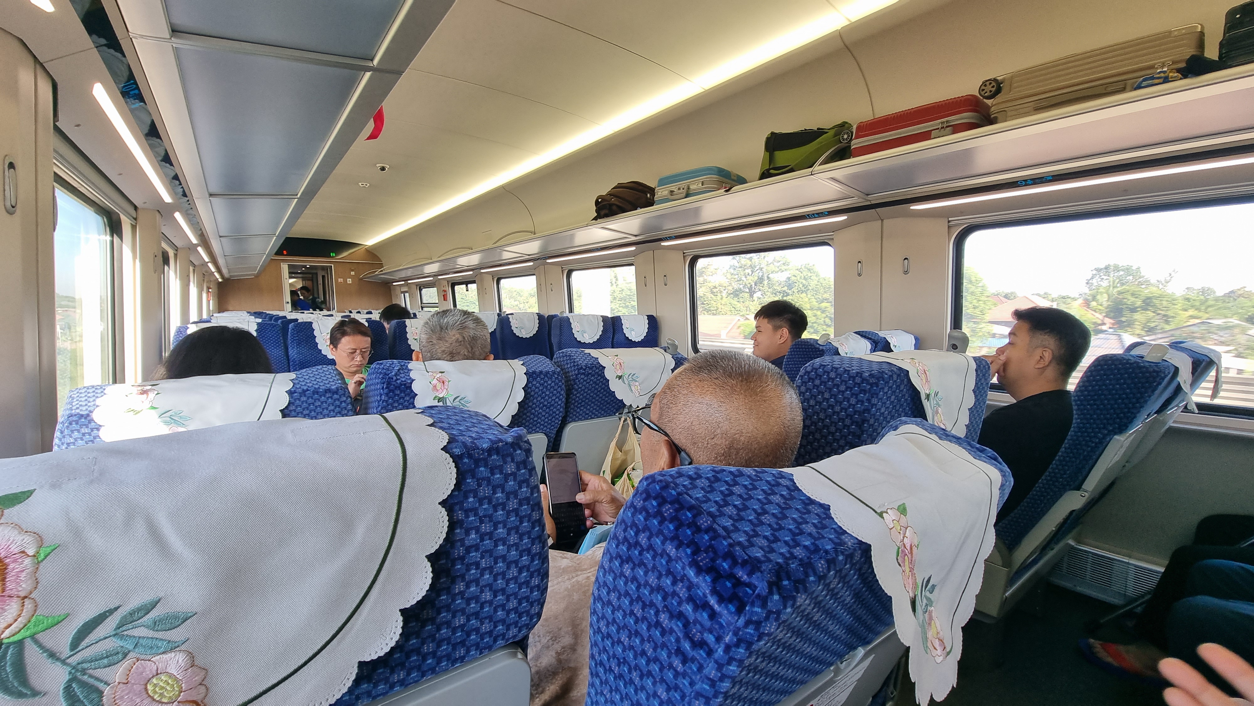 ที่นั่งบนรถไฟความเร็วสูงแบบชั้นธรรมดา สะอาด กว้าง มีที่เสียบปลั๊กชาร์จไฟ และมีแบบ USB