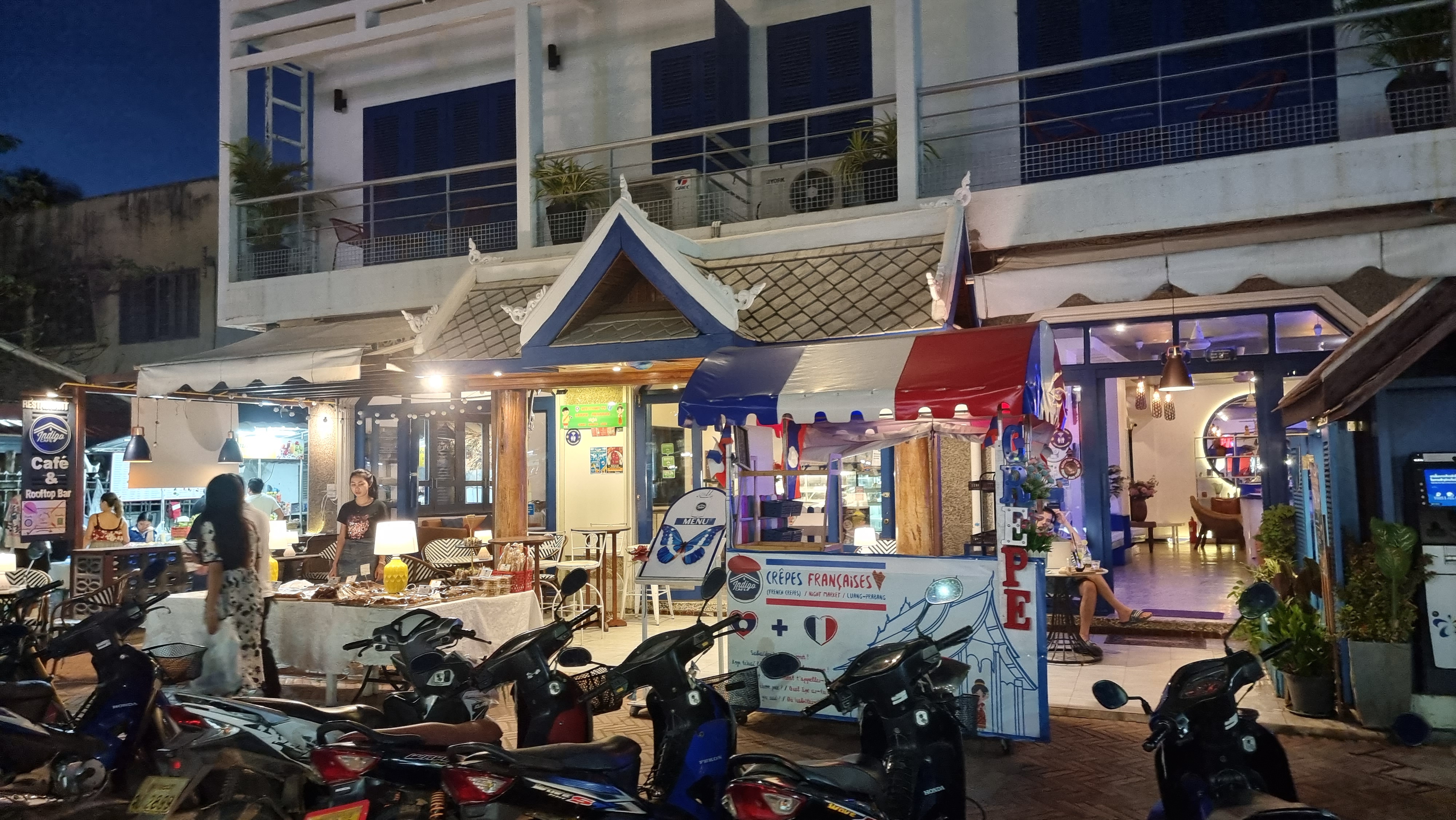 เดินได้ยาวๆเลยค่ะ ตลาดมืดหลวงพระบาง