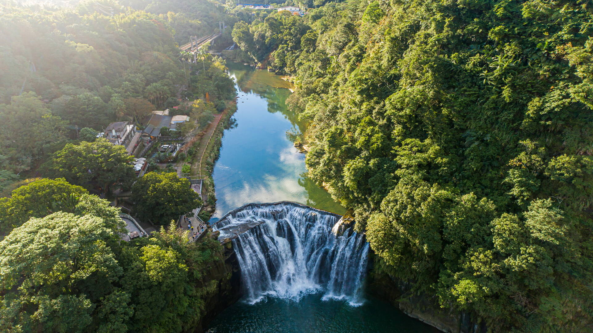 น้ําตกซือเฟิ่น (shifen waterfall)