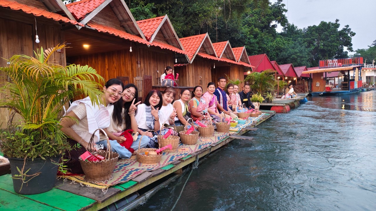 ตักบาตรริมแพเมืองเฟืองลาว