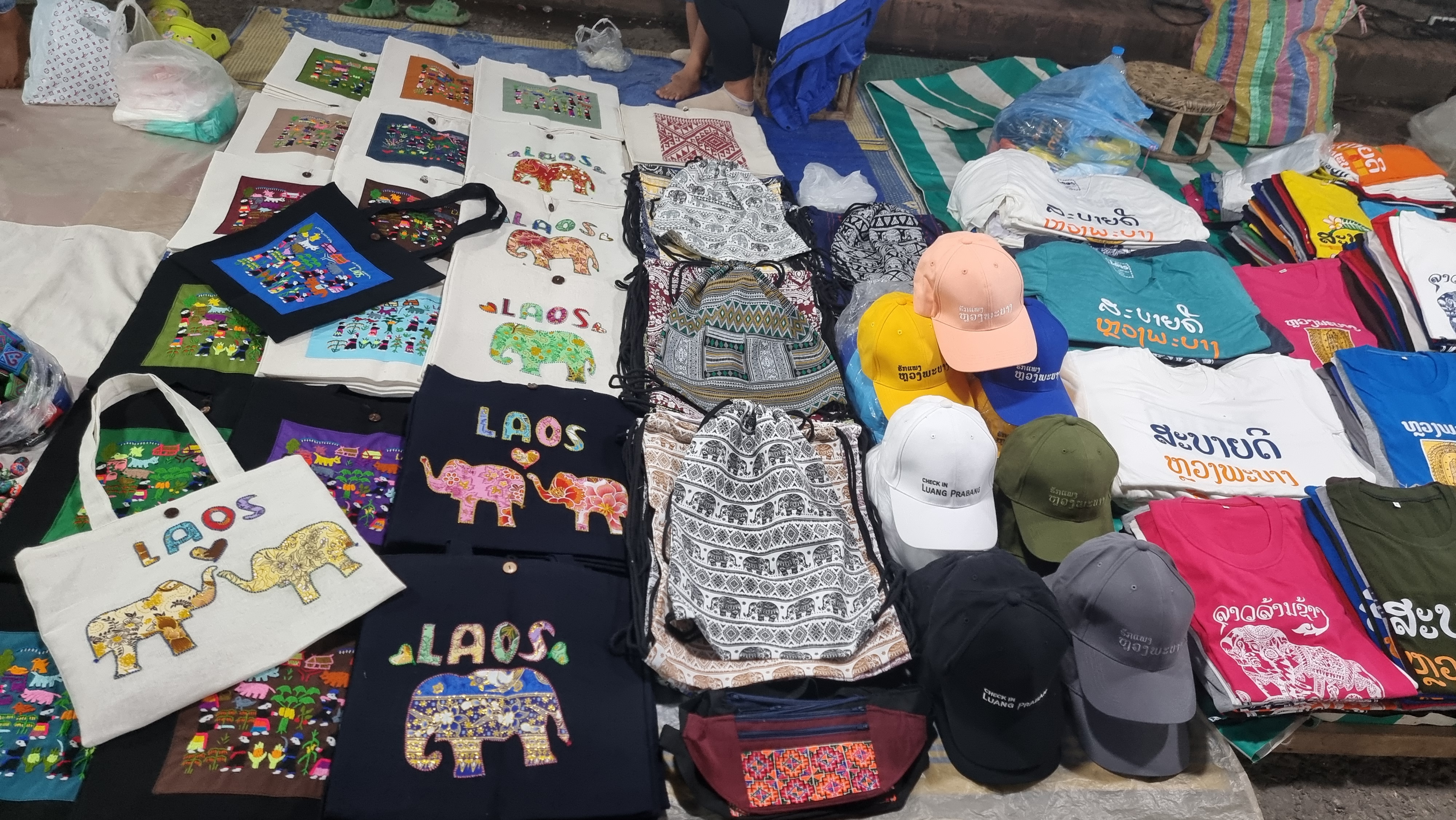 สินค้าที่ตลาดมืดหลวงพระบาง