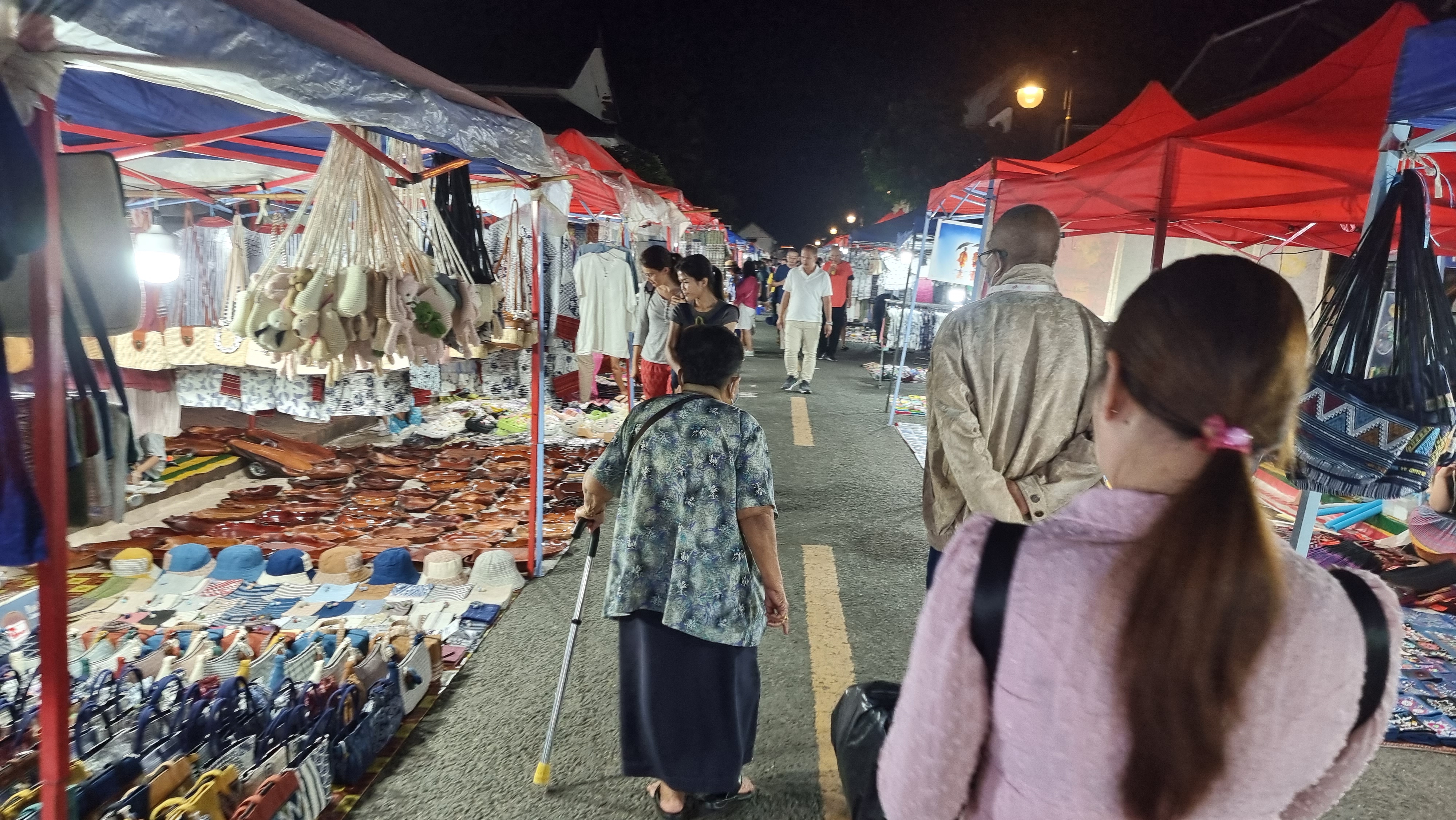 มีสินค้าให้เราซื้อกลับบ้านเยอะเลย